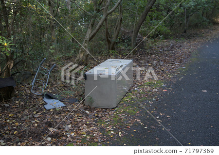 [社會問題]冰箱被非法傾倒在山上的路邊 71797369