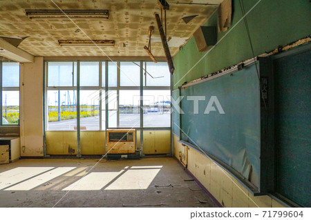 受東日本大地震海嘯破壞的教室 仙台市新濱小學地震遺跡 照片素材 圖片 圖庫