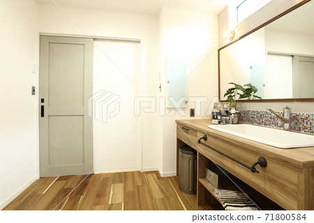 A flow line to the stylish vanity and unit bath of the designer's house 71800584