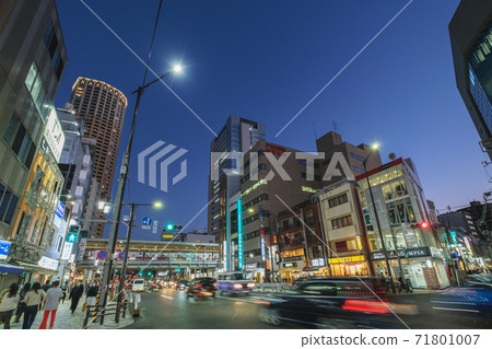 城市夜景：東京目黑區中目黑站前的交通和車輛流量 71801007