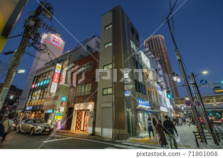 東京目黑區中目黑站前市區的夜景 71801008