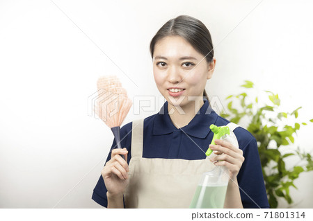 一位女管家,代表一位女傭,用粉色的輕便拖把和清潔劑 一位女管家,代表一位女傭,用粉色的輕便拖把和清潔劑 71801314