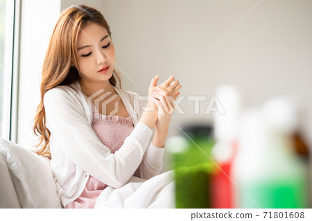 Female sickness hospital 71801608