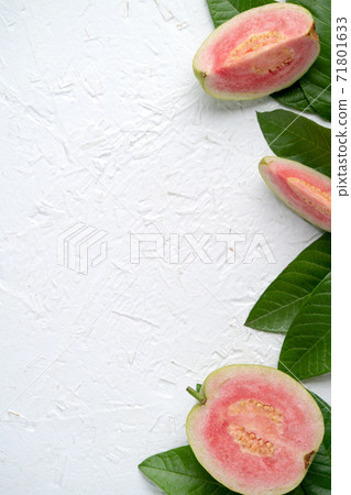 芭樂 番石榴 紅心芭樂 白色 背景 葉子 Red guava fruit leaf グアバ 果物 71801633