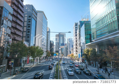 東京都港區青山通外苑前城市景觀及車流量 71801773