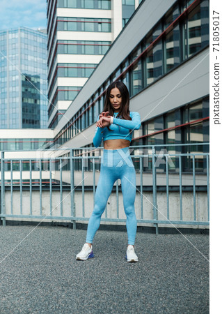 Slim Woman in Sportswear Get Ready For Running Slim Woman in Sportswear Get Ready For Running 71805017