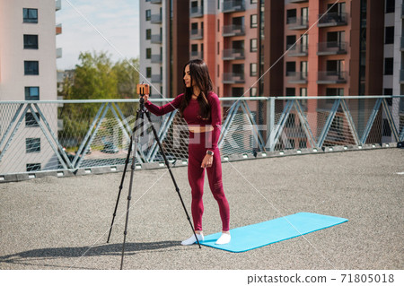 Female Switch On Online Training From Smartphone Female Switch On Online Training From Smartphone 71805018