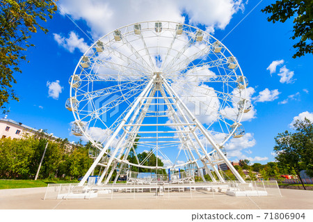 Ferris wheel in Ivanovo city, Russia Ferris wheel in Ivanovo city, Russia 71806904