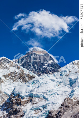 Everest mountains in Himalaya, Nepal 71807131