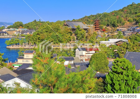 [廣島縣]天氣晴朗時的宮島（神島神社） 71808008