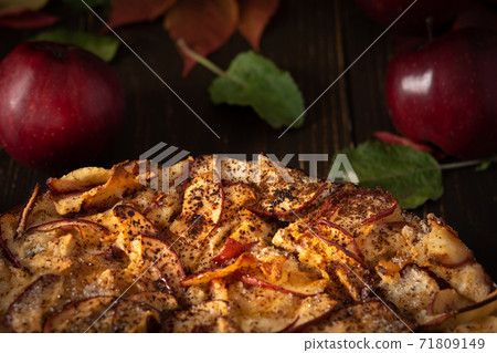 Apple pie sprinkled with cocoa on a wooden background 71809149