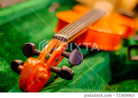 Classic violin on open box 71809903