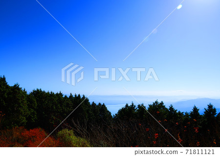 從滋賀縣大津市的比叡山車道看到的琵琶湖和秋葉的風景，日本琵琶湖，日本第一大湖[11月] 71811121