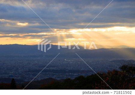 Sunset, sunset, orange, sunset from the Hieizan Driveway Observatory in Otsu City, Shiga Prefecture [November] 71811502