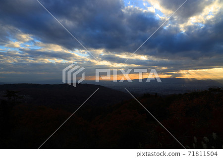 Sunset, sunset, orange, sunset from the Hieizan Driveway Observatory in Otsu City, Shiga Prefecture [November] 71811504