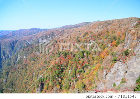 Autumn leaves in the Daiko Mountains 71811545