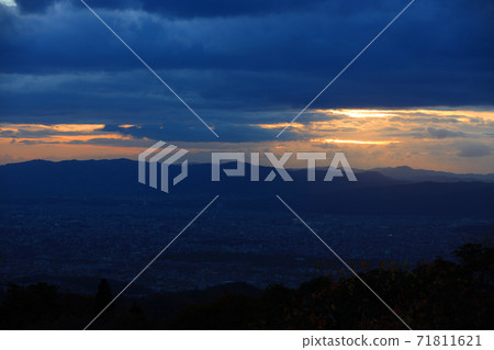 Sunset, sunset, orange, sunset from the Hieizan Driveway Observatory in Otsu City, Shiga Prefecture [November] 71811621