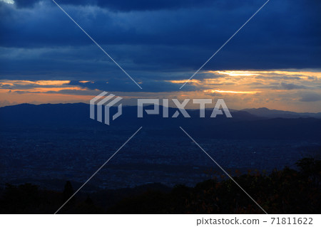 Sunset, sunset, orange, sunset from the Hieizan Driveway Observatory in Otsu City, Shiga Prefecture [November] 71811622