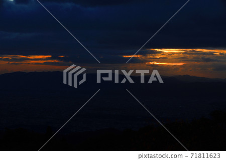 Sunset, sunset, orange, sunset from the Hieizan Driveway Observatory in Otsu City, Shiga Prefecture [November] 71811623