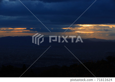Sunset, sunset, orange, sunset from the Hieizan Driveway Observatory in Otsu City, Shiga Prefecture [November] 71811624