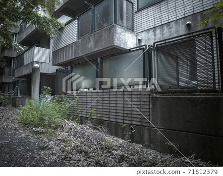 Ruined rental condominium where no one lives 71812379