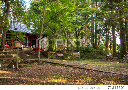 本宮神社位於日光秋天的景色 本宮神社位於日光秋天的景色 71813301
