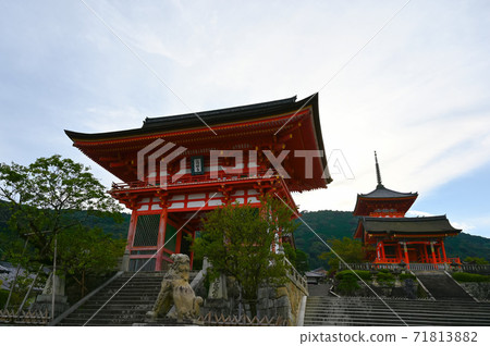 Kiyomizu Temple Niomon, Three-storied Pagoda and West Gate Kiyomizu Temple Niomon, Three-storied Pagoda and West Gate 71813882