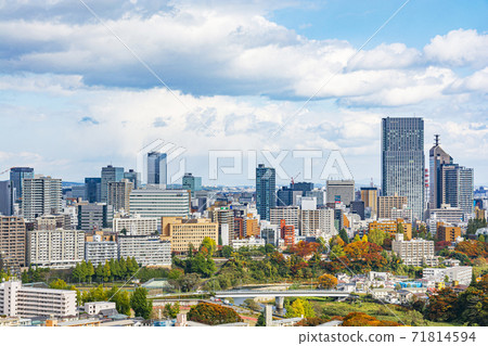即將到來的秋天的仙台市全景 71814594