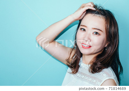 藍牆前的女人 71814689