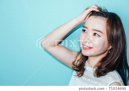 藍牆前的女人 藍牆前的女人 71814690