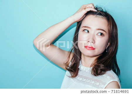 藍牆前的女人 藍牆前的女人 71814691