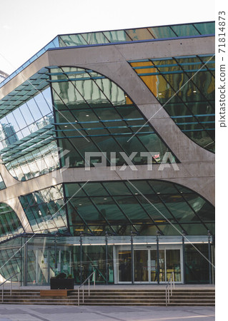 Canadian library 71814873