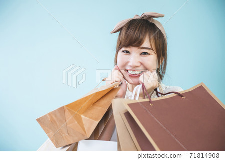 Woman shopping/shopping Woman shopping/shopping 71814908