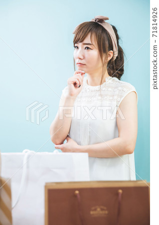 一個經常購物(炸彈購買)的女人 一個經常購物(炸彈購買)的女人 71814926