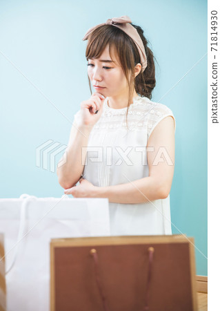 一個經常購物(炸彈購買)的女人 一個經常購物(炸彈購買)的女人 71814930