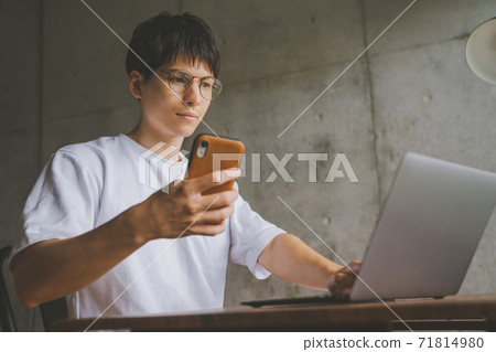 遠程辦公在線男人 71814980