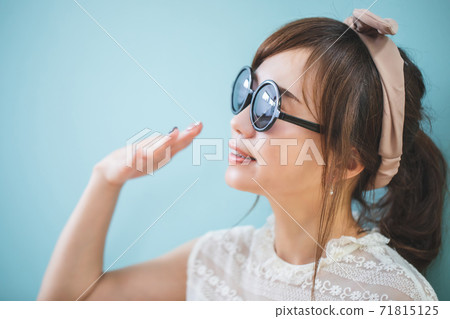 戴著墨鏡的女人 71815125