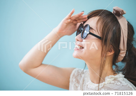 戴著墨鏡的女人 71815126