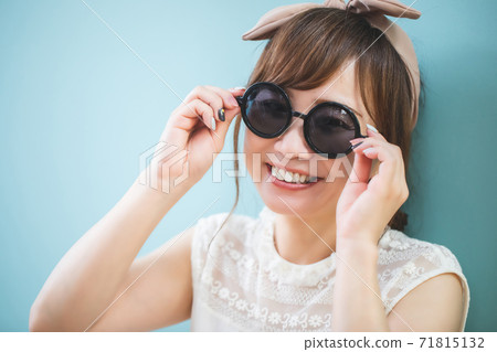 戴著墨鏡的女人 71815132