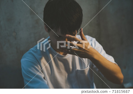 A man who looks away 71815687