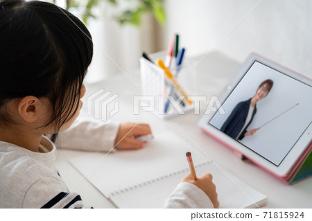女孩在家上在線課 女孩在家上在線課 71815924