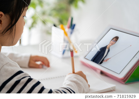 女孩在家上在線課 女孩在家上在線課 71815929