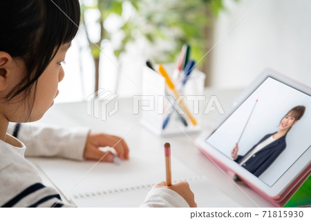 女孩在家上在線課 女孩在家上在線課 71815930