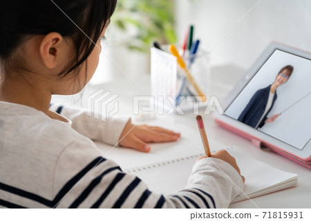 女孩在家上在線課 女孩在家上在線課 71815931