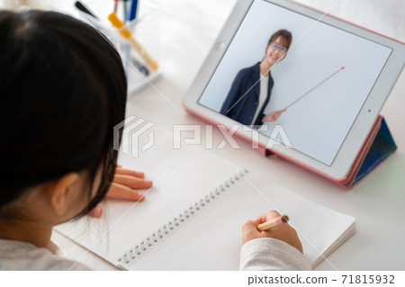 女孩在家上在線課 女孩在家上在線課 71815932