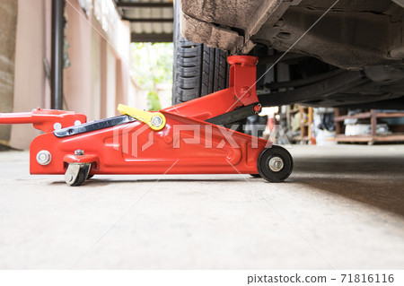 Car floor jack for car for repair check Maintenance of cars Car floor jack for car for repair check Maintenance of cars 71816116