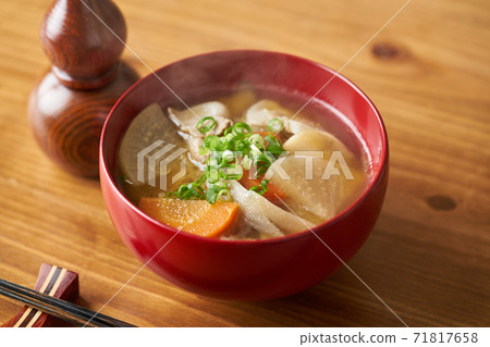 豬肉和蔬菜味噌湯 71817658