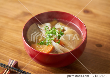 豬肉和蔬菜味噌湯 71817659