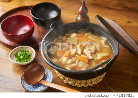 在鍋裡煮熱的豬肉湯 在鍋裡煮熱的豬肉湯 71817823