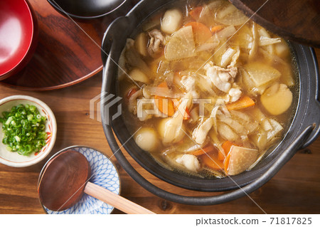 在鍋裡煮熱的豬肉湯 在鍋裡煮熱的豬肉湯 71817825